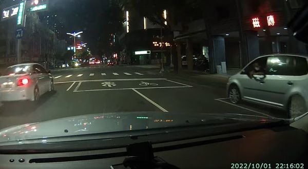 超狂駕駛！闖紅燈「還U型倒車」停家門口民眾驚呼：太扯了