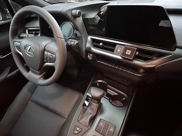 點我看大圖 Lexus UX250h 2023式 領車分享