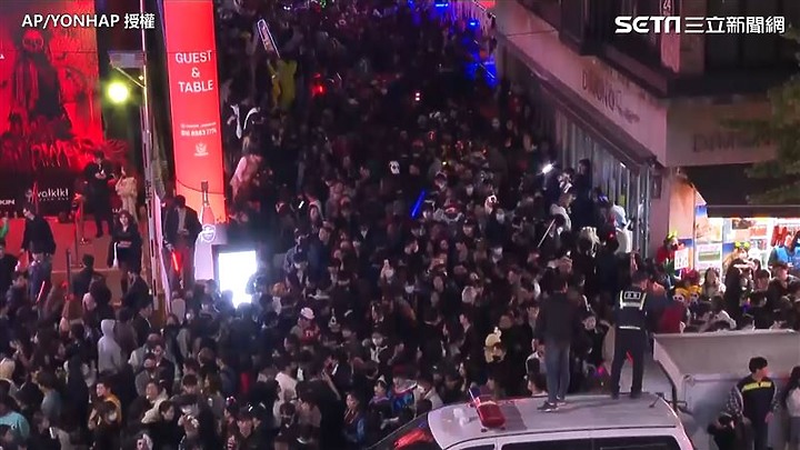 點我看大圖 10萬人擠爆梨泰院多可怕?現場空拍照一片黑「人頭塞到不見空隙」