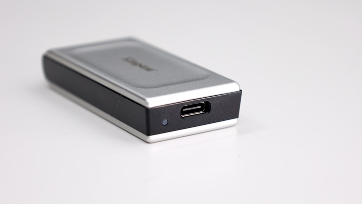 點我看大圖 Kingston XS2000 極速 USB3.2 Gen2 x2 20Gbps 卻有極致小巧體積。有機會與 Thunderbolt 一戰?