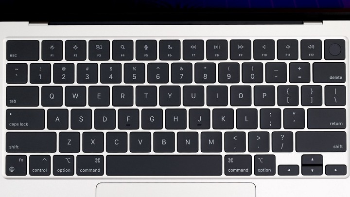 一個月心得，換到 MacBook Air M2 的主觀感受和小細節。搭配 j5create JCD393 連接 4K 60Hz 螢幕