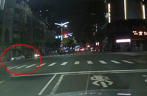 超狂駕駛！闖紅燈「還U型倒車」停家門口民眾驚呼：太扯了