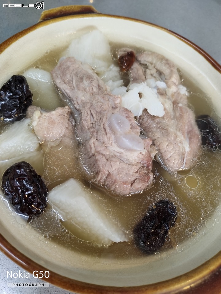 山藥排骨湯/哈啊 ,熟了。看起來像似白蘿蔔