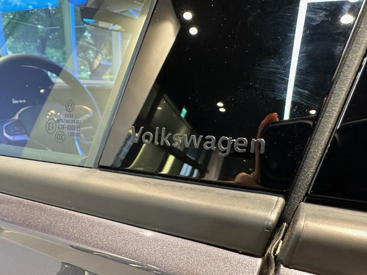 點我看大圖 回原廠保養賞個POLO,不該亂看車的…