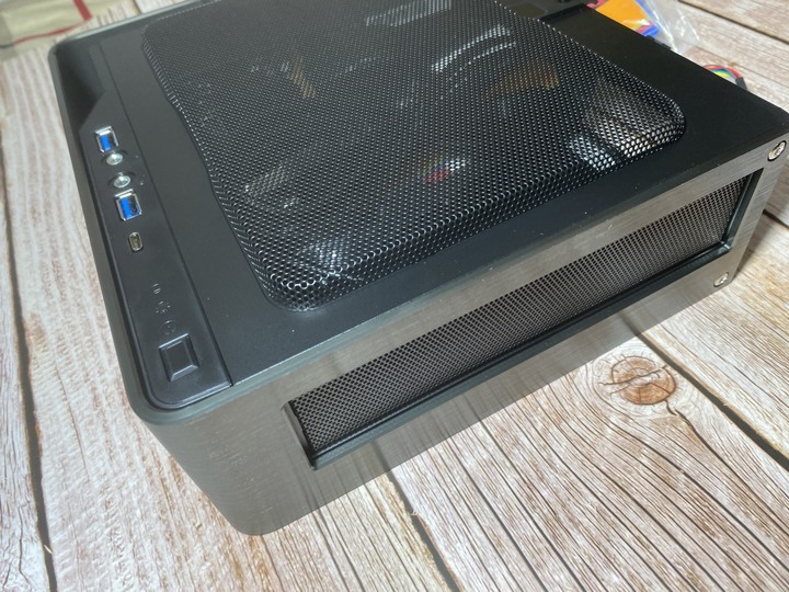 InWin Chopin Max 迷你ITX機殼 顏值內涵兼備 :打造客廳精緻輕巧視聽系統的好選擇
