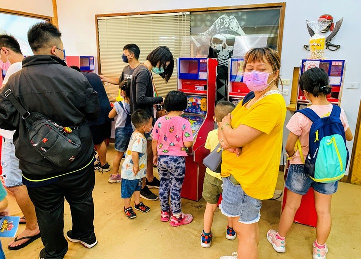 海盜村一泊四食,度假、玩樂一站滿足│不老玩家、親子客最佳遊樂園,恰到好處的刺激,找回久違童心與安全溜小孩的不二之選│還有超多3D立體彩繪、歐風童話小屋,網美、文青拍照打卡也適合│