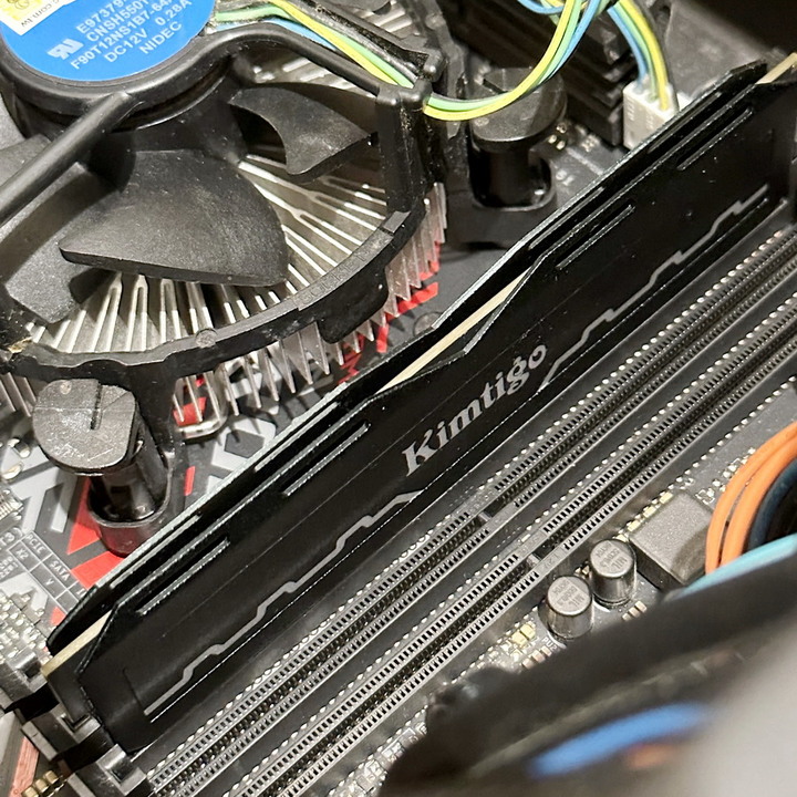 金泰克 速虎 T4及貪狼星 Wolfrine 兩款 DDR4 8GB 散熱片 記憶體