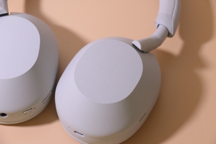 Sony WH-1000XM5 開箱,與使用兩年多的 WH-1000XM4 相比進步不少!