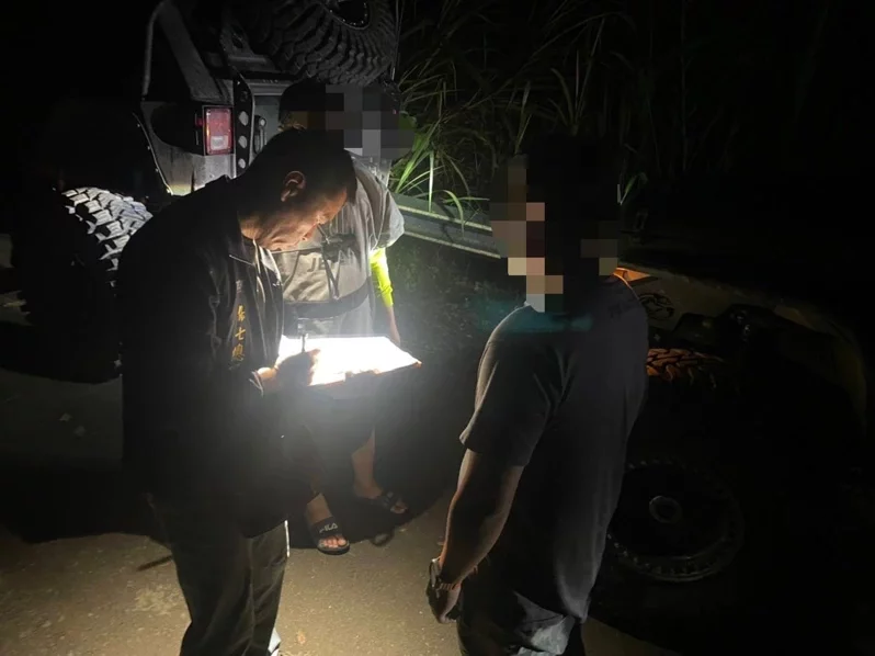 影／違規行駛大安溪上游河床 14輛越野吉甫車被查獲