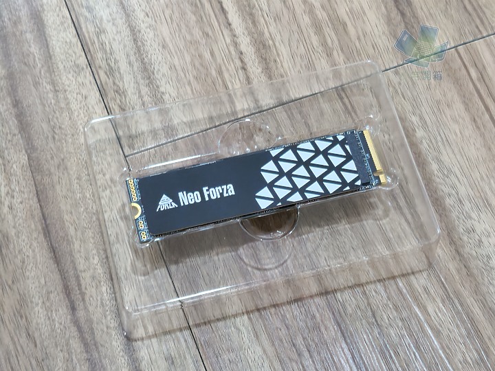 【小宅開箱】Neo Forza 凌航 NFP445 1TB PCIe SSD 石墨烯散熱片 CP值高又親民