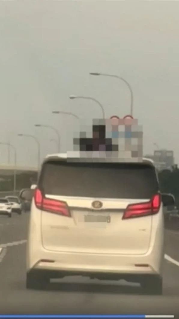 2女童國道開天窗吹風恐挨罰 網罵翻:「繼父母開的車?」