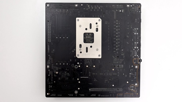 點我看大圖 B650E 放在 M-ATX 會擦出什麼火花?R5 7600X 搭配 BIOSTAR B650EGTQ 開箱