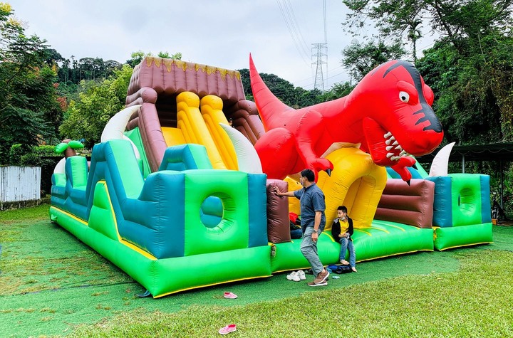 海盜村一泊四食,度假、玩樂一站滿足│不老玩家、親子客最佳遊樂園,恰到好處的刺激,找回久違童心與安全溜小孩的不二之選│還有超多3D立體彩繪、歐風童話小屋,網美、文青拍照打卡也適合│