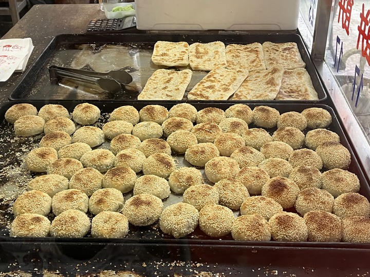 [食記] 萬金缸爐碳烤燒餅店，台灣基隆暖暖，蔥香十足外酥內軟五香餅