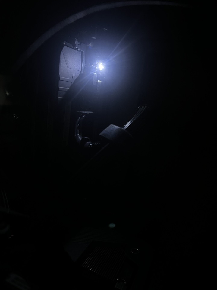 跳電後 螢幕沒訊號了..求助