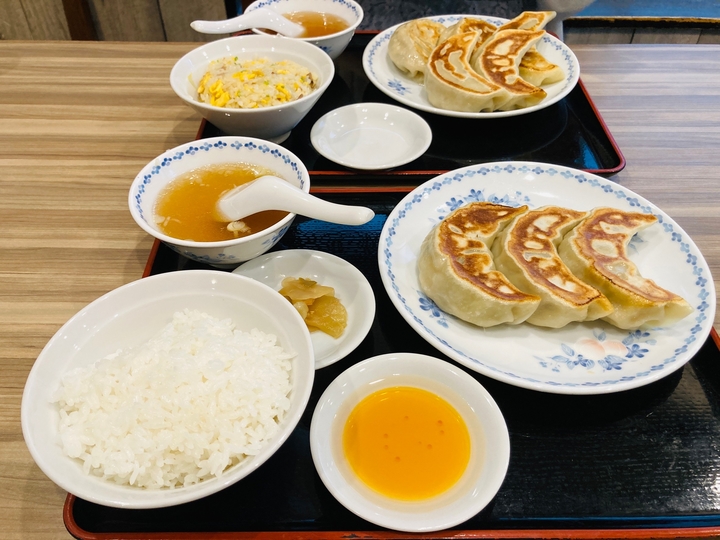 【東京都】池袋人氣巨大餃子店「開樂」的人氣吃法！餃子配白飯＆餃子配炒飯！
