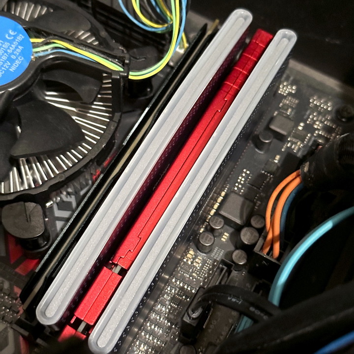 金泰克 速虎 T4及貪狼星 Wolfrine 兩款 DDR4 8GB 散熱片 記憶體
