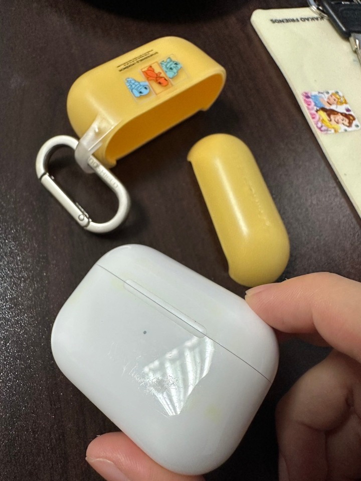 大家要買犀牛盾AirPods黃色保護殼要有心理準備