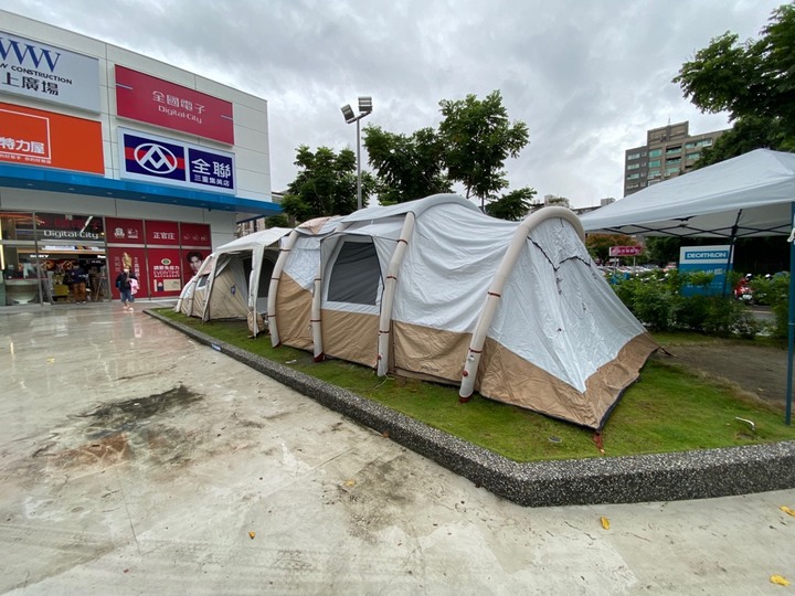 逛迪卡儂的城市露營節,找帳篷順便看看車