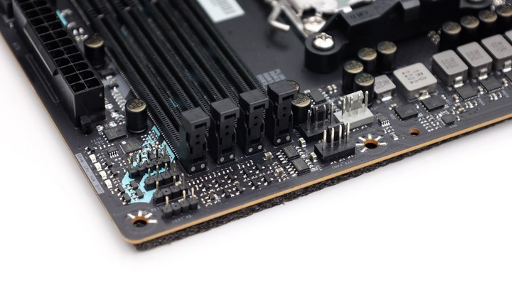 點我看大圖 B650E 放在 M-ATX 會擦出什麼火花?R5 7600X 搭配 BIOSTAR B650EGTQ 開箱