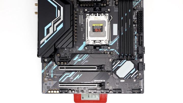 點我看大圖 B650E 放在 M-ATX 會擦出什麼火花?R5 7600X 搭配 BIOSTAR B650EGTQ 開箱