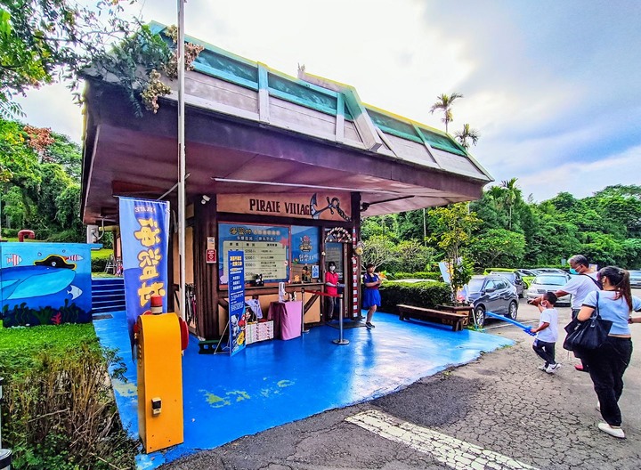 海盜村一泊四食,度假、玩樂一站滿足│不老玩家、親子客最佳遊樂園,恰到好處的刺激,找回久違童心與安全溜小孩的不二之選│還有超多3D立體彩繪、歐風童話小屋,網美、文青拍照打卡也適合│
