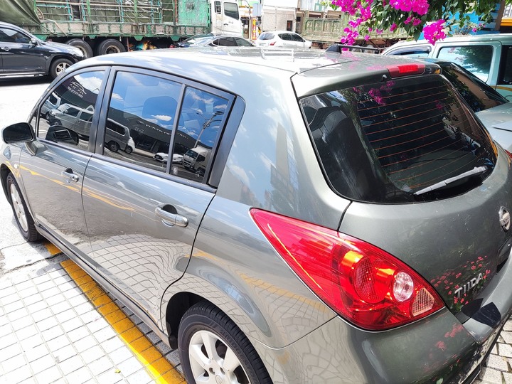 TIDA小資族尋求安全的選擇隔熱紙老化更換 3M 前檔TF35 +車身8803CMT