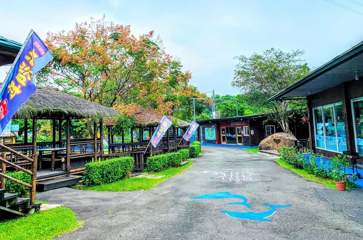 海盜村一泊四食,度假、玩樂一站滿足│不老玩家、親子客最佳遊樂園,恰到好處的刺激,找回久違童心與安全溜小孩的不二之選│還有超多3D立體彩繪、歐風童話小屋,網美、文青拍照打卡也適合│