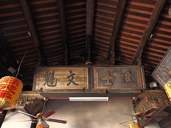 瓊林聚落,看不盡的古厝、宗祠與官宦世家,現存最大古厝聚落,還有全金門最小的風獅爺 — 瓊林「七座八祠」、窯燒紅磚牆、全金門最小風獅爺、瓊林民防館、地下坑道出口 —盛夏金門四日行 金湖篇 第5部