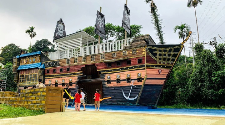 海盜村一泊四食,度假、玩樂一站滿足│不老玩家、親子客最佳遊樂園,恰到好處的刺激,找回久違童心與安全溜小孩的不二之選│還有超多3D立體彩繪、歐風童話小屋,網美、文青拍照打卡也適合│