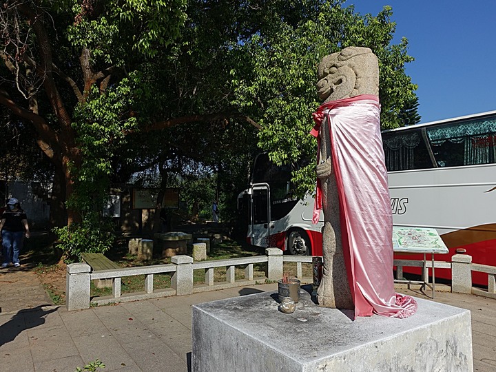 瓊林聚落,看不盡的古厝、宗祠與官宦世家,現存最大古厝聚落,還有全金門最小的風獅爺 — 瓊林「七座八祠」、窯燒紅磚牆、全金門最小風獅爺、瓊林民防館、地下坑道出口 —盛夏金門四日行 金湖篇 第5部