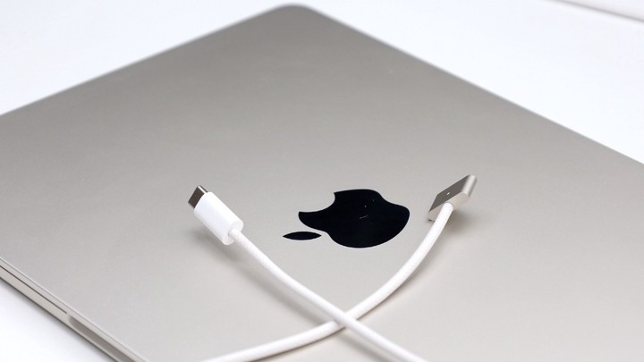 一個月心得，換到 MacBook Air M2 的主觀感受和小細節。搭配 j5create JCD393 連接 4K 60Hz 螢幕