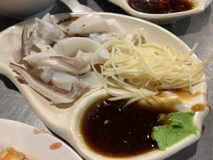 [食記] 溱湘小吃店，台灣基隆中正，八斗子香黏滷肉飯及鮮美小菜