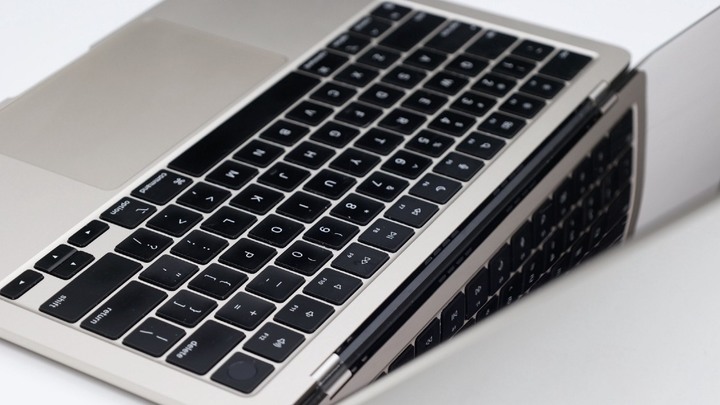 一個月心得，換到 MacBook Air M2 的主觀感受和小細節。搭配 j5create JCD393 連接 4K 60Hz 螢幕