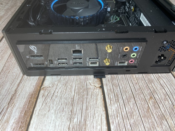InWin Chopin Max 迷你ITX機殼 顏值內涵兼備 :打造客廳精緻輕巧視聽系統的好選擇