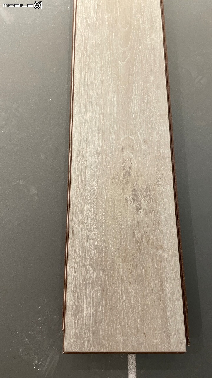 老宅裝修日誌……廢墟裝修進行中 Part VIII 要超耐磨木地板、SPC還是石晶地板？ 要直鋪／平鋪／還是架高？