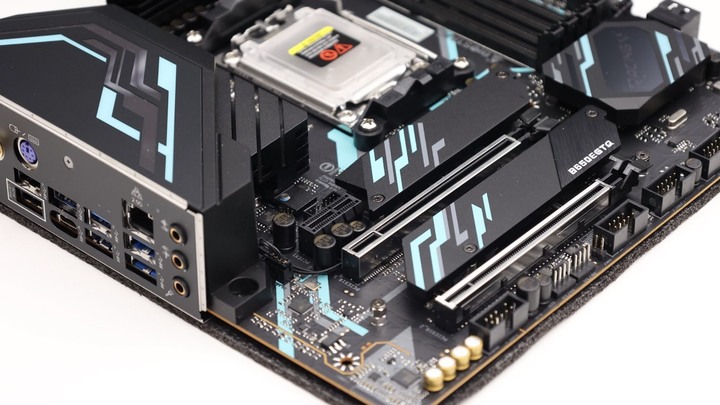 點我看大圖 B650E 放在 M-ATX 會擦出什麼火花?R5 7600X 搭配 BIOSTAR B650EGTQ 開箱