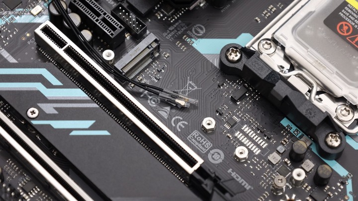 點我看大圖 B650E 放在 M-ATX 會擦出什麼火花?R5 7600X 搭配 BIOSTAR B650EGTQ 開箱