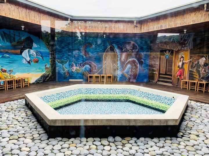 海盜村一泊四食,度假、玩樂一站滿足│不老玩家、親子客最佳遊樂園,恰到好處的刺激,找回久違童心與安全溜小孩的不二之選│還有超多3D立體彩繪、歐風童話小屋,網美、文青拍照打卡也適合│