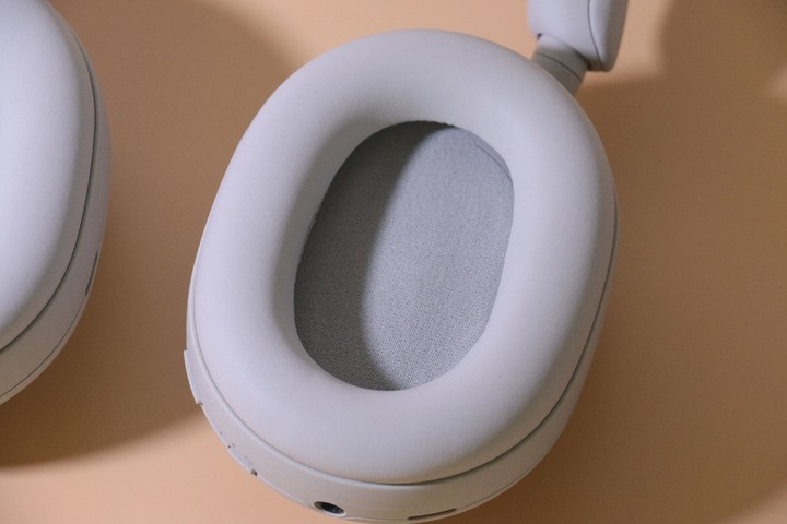 Sony WH-1000XM5 開箱,與使用兩年多的 WH-1000XM4 相比進步不少!