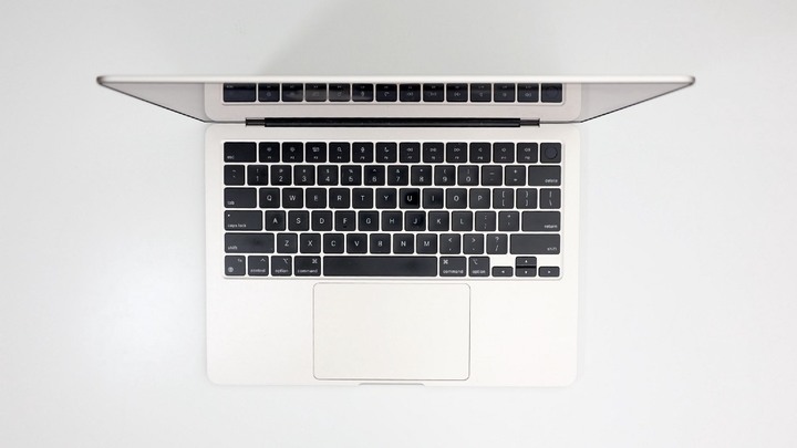 一個月心得，換到 MacBook Air M2 的主觀感受和小細節。搭配 j5create JCD393 連接 4K 60Hz 螢幕