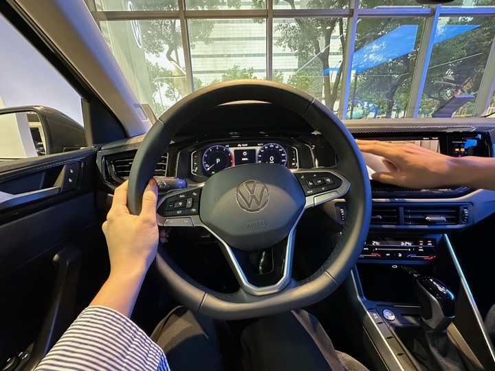 點我看大圖 回原廠保養賞個POLO,不該亂看車的…