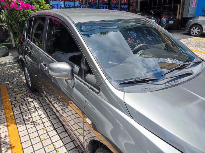 TIDA小資族尋求安全的選擇隔熱紙老化更換 3M 前檔TF35 +車身8803CMT