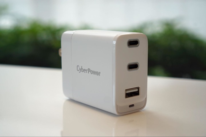 [開箱文] CyberPower 72W DPS 氮化鎵智慧三孔 USB 充電器，輕巧攜帶超便利