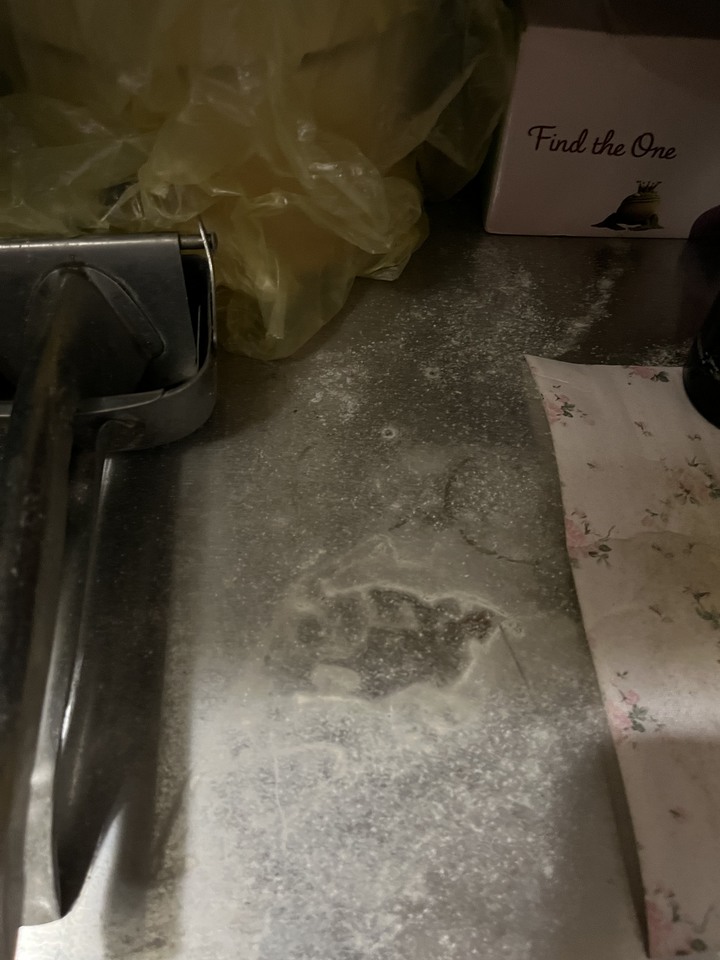 請資深前輩幫忙看一下下流理台到底是為什麼會產生白色粉末