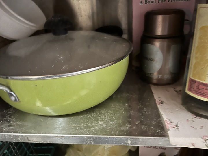 請資深前輩幫忙看一下下流理台到底是為什麼會產生白色粉末