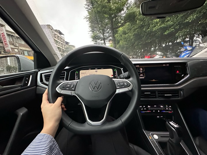 點我看大圖 回原廠保養賞個POLO,不該亂看車的…