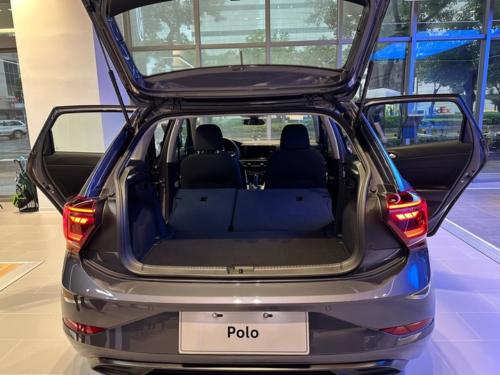 點我看大圖 回原廠保養賞個POLO,不該亂看車的…