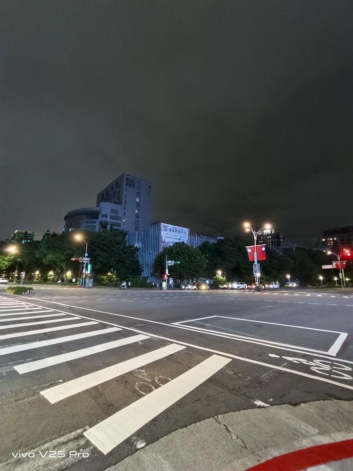 V25 Pro隨手夜景試拍