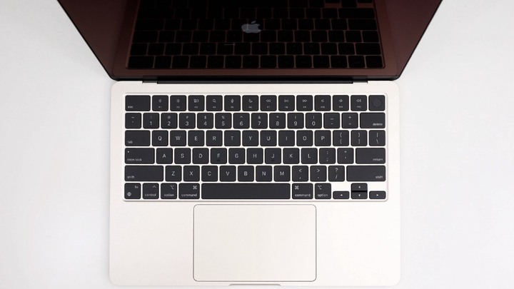 一個月心得，換到 MacBook Air M2 的主觀感受和小細節。搭配 j5create JCD393 連接 4K 60Hz 螢幕